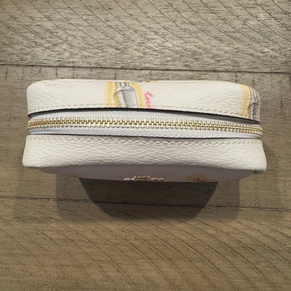 Coach Pouch 🩷 - Picture 2 of 7
